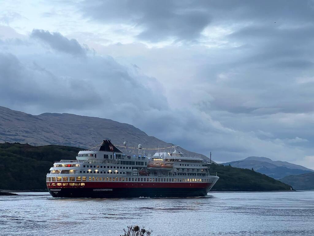 corranlight's tweet image. Missed you inbound but GREAT to see and hear  you outbound #ottosverdrup @hurtigrutenexpeditions .
.
#ottosverdrup #hurtigrutenexpeditions #lochlinnhe #highlands #scotland instagr.am/p/Cr39rnXt3O2/