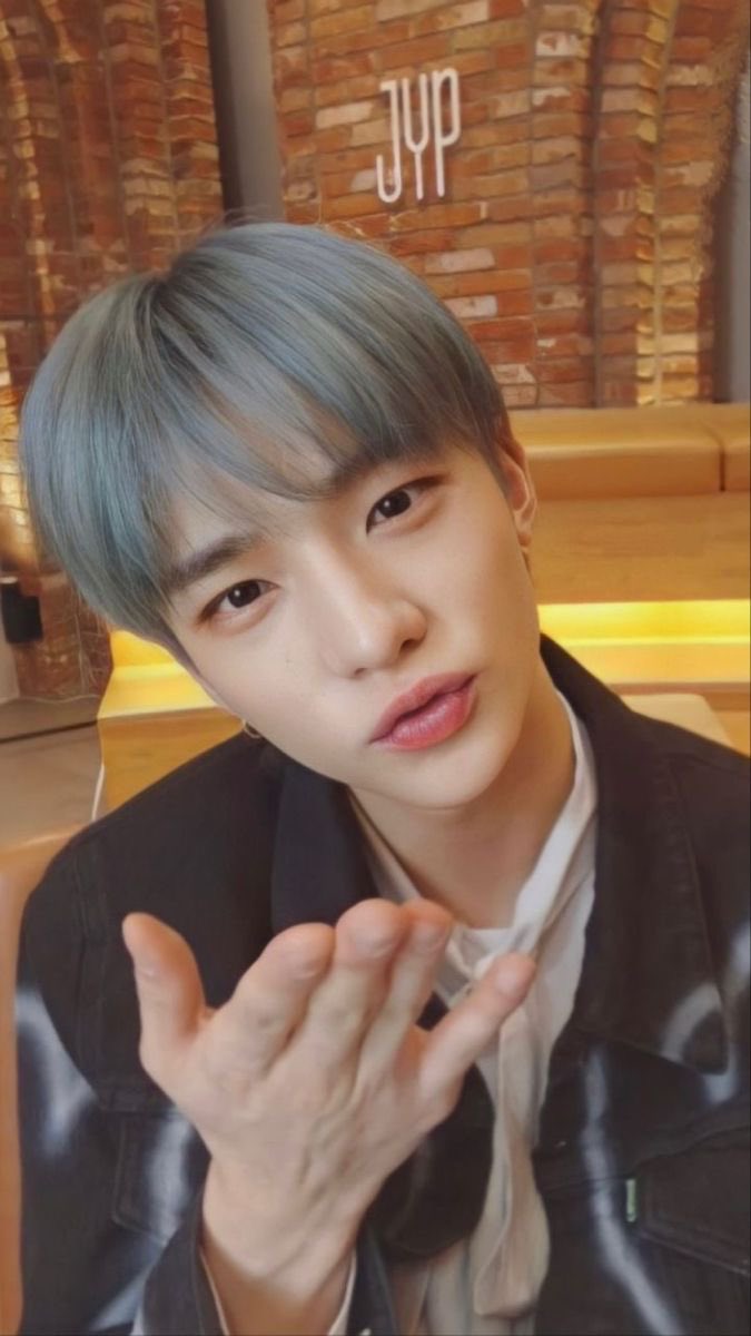 optimisticcc2's tweet photo. For people who missed Hyunjin bubble live: 
Hyunjin blue hair 
Hyunjin baked brownies with Felix 
Hyunjin balloons competition with jisung 
Hyunjin baseball game with seungmin https://t.co/QHiW0R2GXh