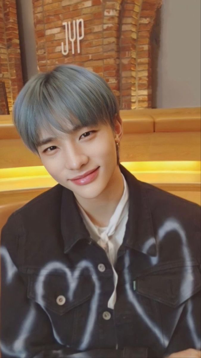 optimisticcc2's tweet photo. For people who missed Hyunjin bubble live: 
Hyunjin blue hair 
Hyunjin baked brownies with Felix 
Hyunjin balloons competition with jisung 
Hyunjin baseball game with seungmin https://t.co/QHiW0R2GXh