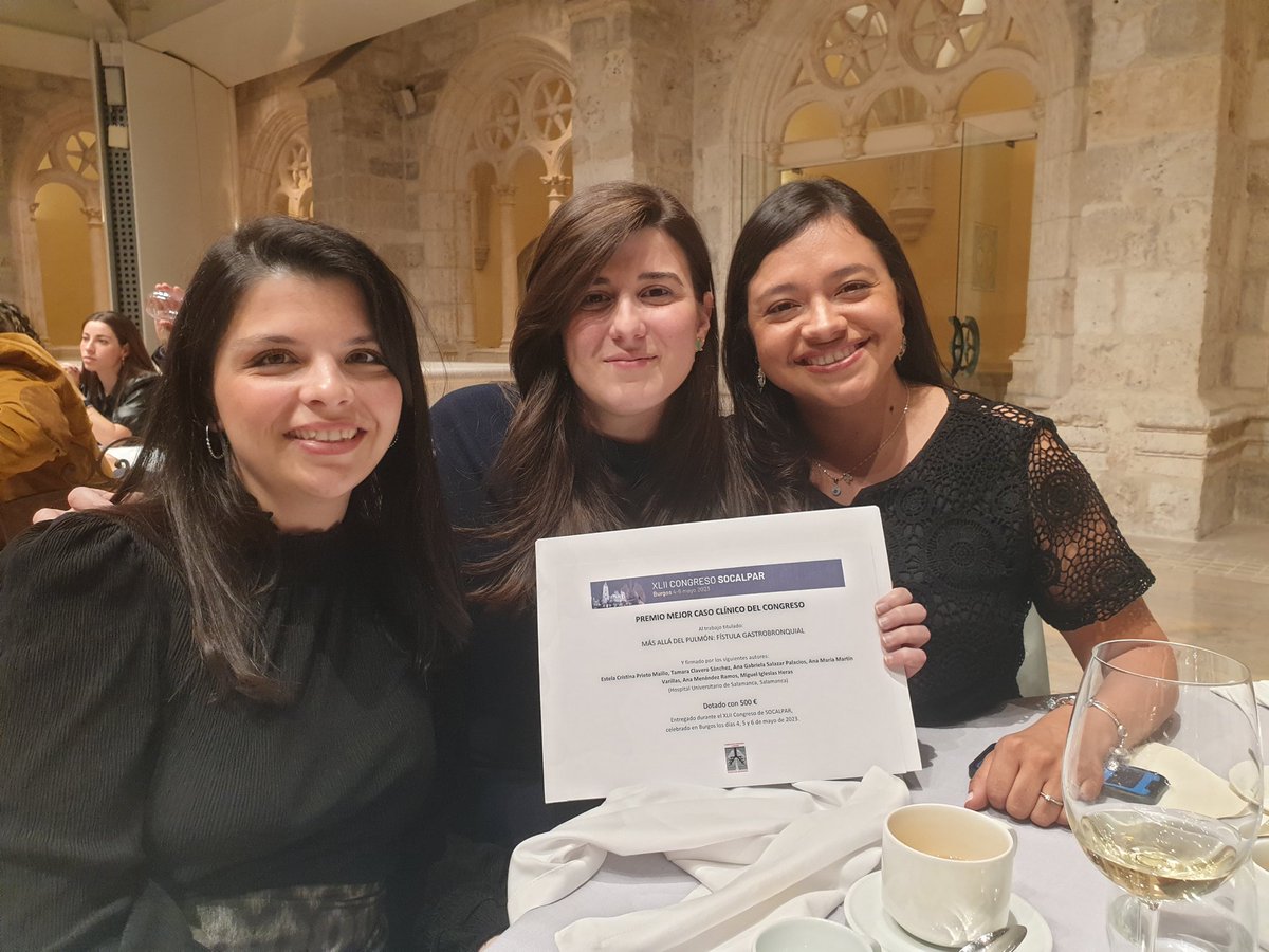 NeumologiaS's tweet photo. Premio al mejor caso clínico del #42CongresoSocalpar para nuestras residentes Estela Prieto, @ResiTam2020, Ana Martín y Gabriela Salazar por un caso de fístula gastrobronquial!!!
👏👏👏👩‍⚕️🫁🩺
Ahora, a celebrarlo!!!
@Socalpar @SeparJovenes
#neumología #neumologiaintervencionista https://t.co/ZmGT0OwPHF