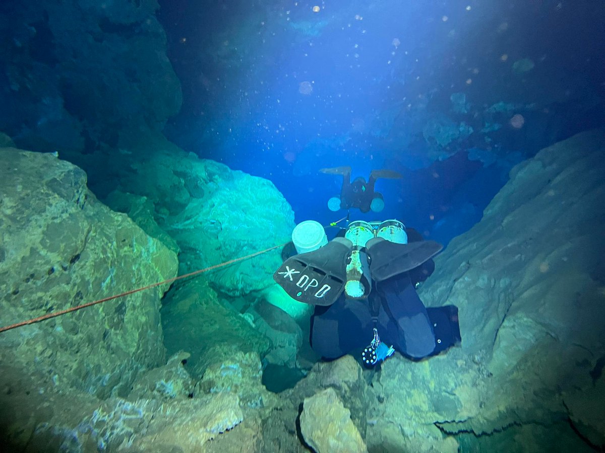 ScubaUncle's tweet photo. Diving in Cueva del Agua,Spain.Amazing place!
#scuba #scubadiver #diving #cave #cavediving https://t.co/vu7IPmUN0u