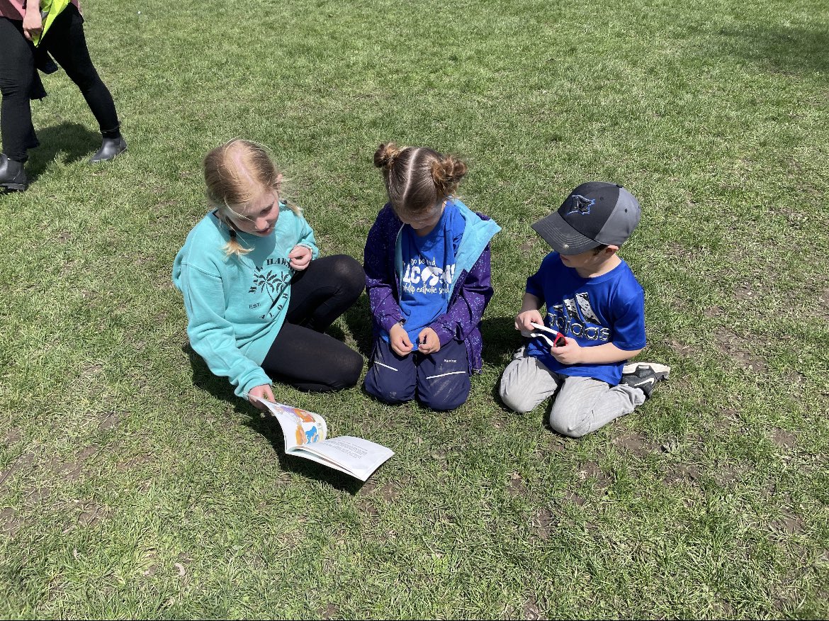 MrsBeg24's tweet photo. The 🦊 class had a great time with Mrs. Peddle’s grade 4’s for outdoor reading buddies. Nothing better than sunshine and a good book on a Friday! #ocsbBeCommunity #ocsbKindergarten @StPhilipOCSB https://t.co/pUtvuHhmOf