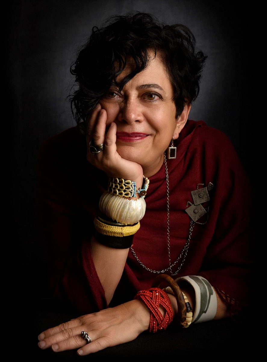 ¿Buscas regalo para mamá? Descubre los diseños en joyería que nos trae la Arquitecta Ana Ibañez, basados en la obra de Luis Barragán. Próximo martes 9 de mayo, a la 1 pm en El Entremés , por Vive Radio México