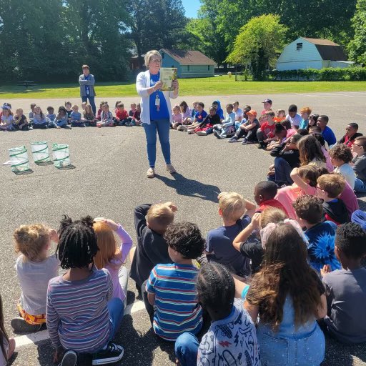 YatesElementary's tweet photo. Yates 2nd graders finishing up their life cycle unit by releasing butterflies today! #NNPSProud https://t.co/NopApt5GiY