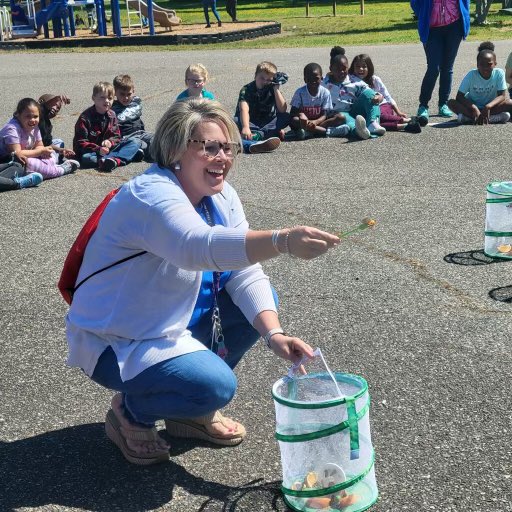 YatesElementary's tweet photo. Yates 2nd graders finishing up their life cycle unit by releasing butterflies today! #NNPSProud https://t.co/NopApt5GiY