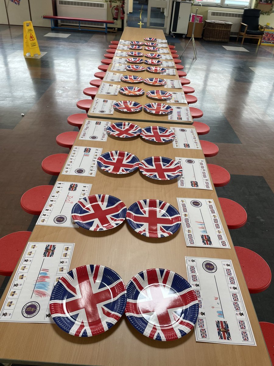 We had a lovely time celebrating in Y1 today. We shared our afternoon tea treats equally between platters, we made repeated patterns on our placemats and we wrote menus. Always having fun but always learning <a href="/CefnPrimary/">Cefn Fforest Primary</a> <a href="/cfpsHT/">J Farmer</a> 🇬🇧🇬🇧