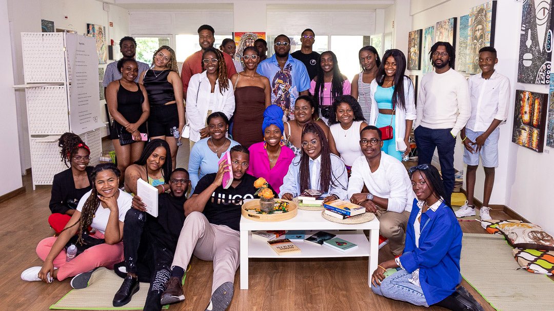 JandiraLuisa's tweet photo. Sobre o meu primeiro Sarau Literário, foi incrível. Obrigada a todos os envolvidos 🙏🏾❤️🧚🏾‍♀️ https://t.co/3b8gz6SO67