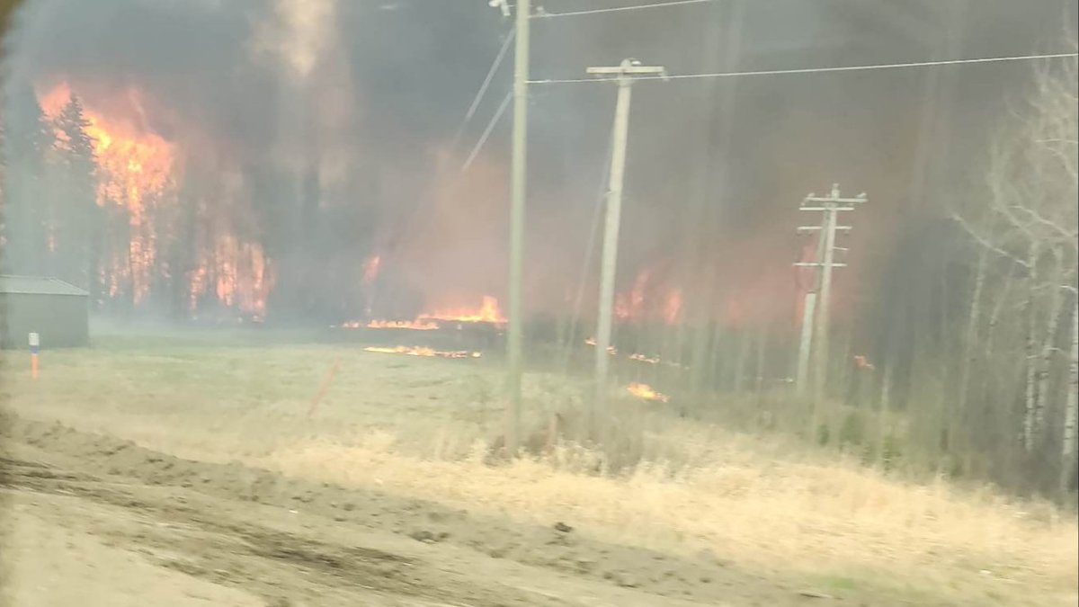 _MommaShip's tweet photo. Almost every fire burning in AB is caused by people. 
This is Drayton Valley right now. Ambulances are lined up to evacuate the hospital. The town is in real danger.

Now Nordegg has been ordered to evacuate.

Do you have everything ready if YOUR town/city is next? https://t.co/rTGe7Sr1Ko