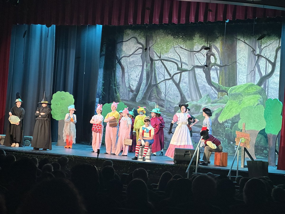 Shrek JR is a hit <a href="/RVC_SSMS/">South Side Middle School</a> ! So funny and engaging! Congratulations to the cast crew and directors! #ShrekOnRVC