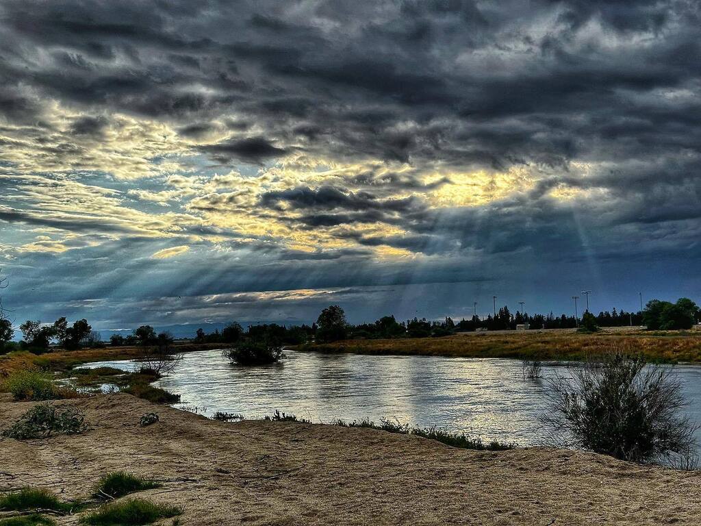 Ride home views 5/4/23
.
.
.
#bikecommute #thingsisawonmybike #outsideisfree #optoutside #lifebehindbars #grizzlycycles661 #gc_adventureteam #putitinthedïrt #gravelride #bakersfieldbybike instagr.am/p/Cr4Gtgay02Y/