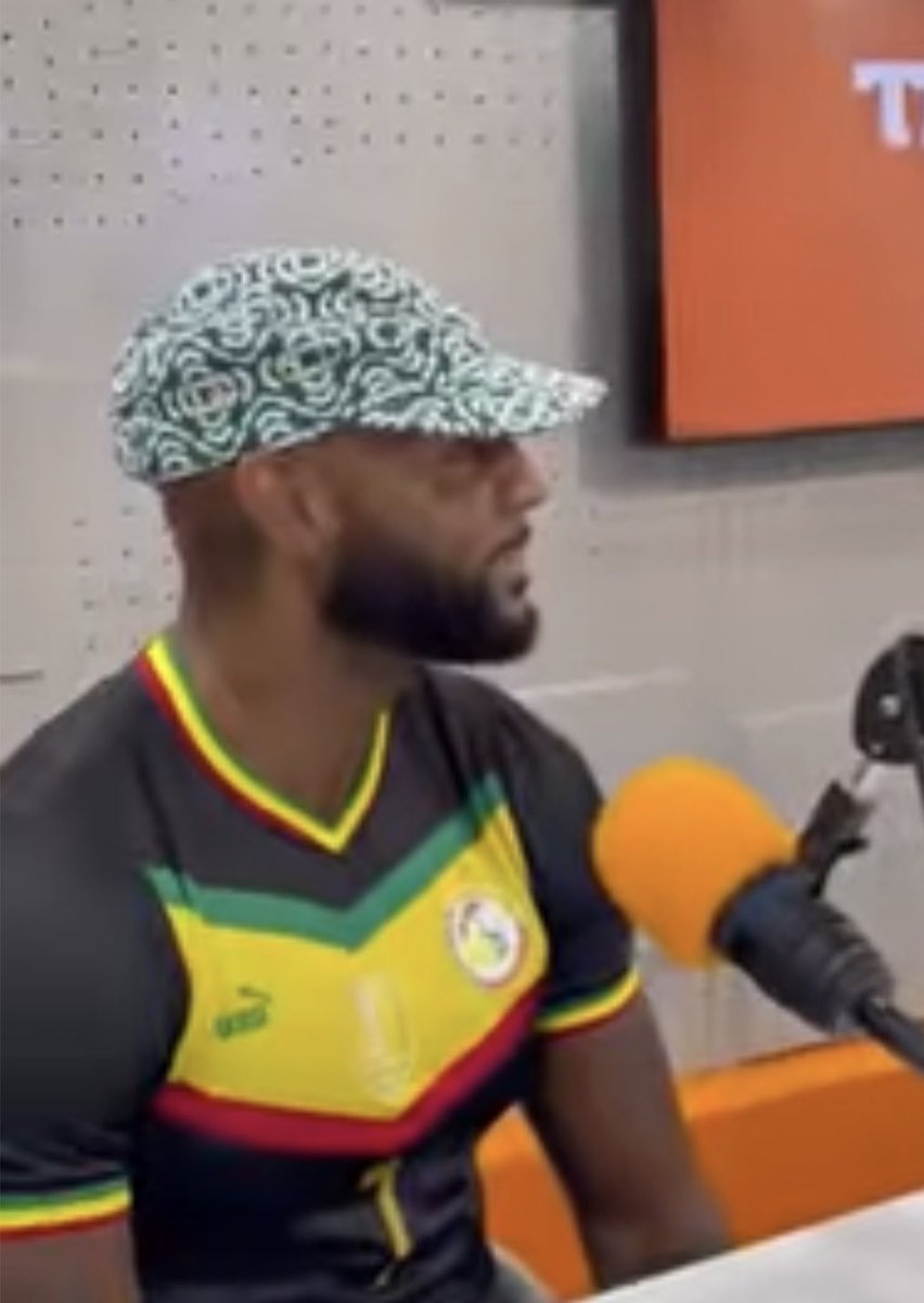 dieukeuroubouki's tweet photo. @booba sais tu que le maillot du 🇸🇳 que tu portes est une contrefaçon? 
Étant porteur de voix j’aurais préféré que tu te procure le maillot original chez @pumafootball afin d’aider la @Fsfofficielle à vendre ce maillot. 
Bon concert à toi👌 https://t.co/Q2LFnHeOUZ