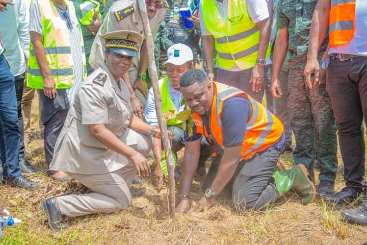 FranckDodo's tweet photo. Revivons en images le lancement de caravane de reboisement populaire à Jacqueville #Jacqueville #YodeetSiro #CaravaneDeReboisement2023 #Reboisement2023 #fondationyes #Environnement #Civ225 #Cotedivoire #Sodefor 
#CivEnvironnement #CivForet #Abidjan https://t.co/ensohpMh5J