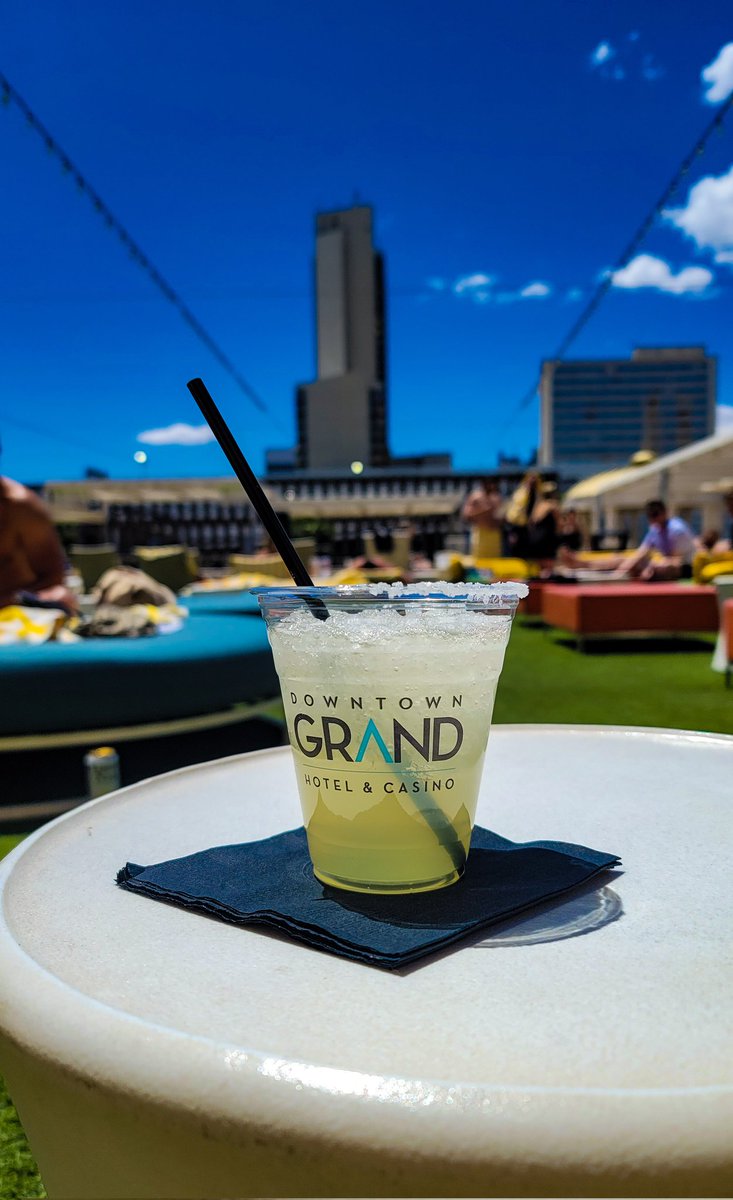 citysims's tweet image. Margarita + Rooftop Pool Bar = 🤙🏾Vibez #WearyDrifter #FlyGuy #Vegas #rooftopbar #pool