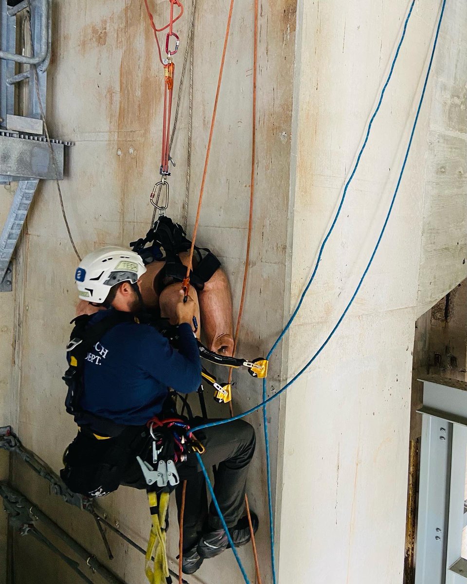 IlowiteJason's tweet photo. Spent this past week as a facilitator for Virginia Rescue Challenge 23. I was assigned a complex rope scenario under the memorial bridge. Great job to all the teams that came through, there’s no other rescue event like Rescue Challenge in the nation. Proud to be a part of it! https://t.co/pk2Kz3UK6u