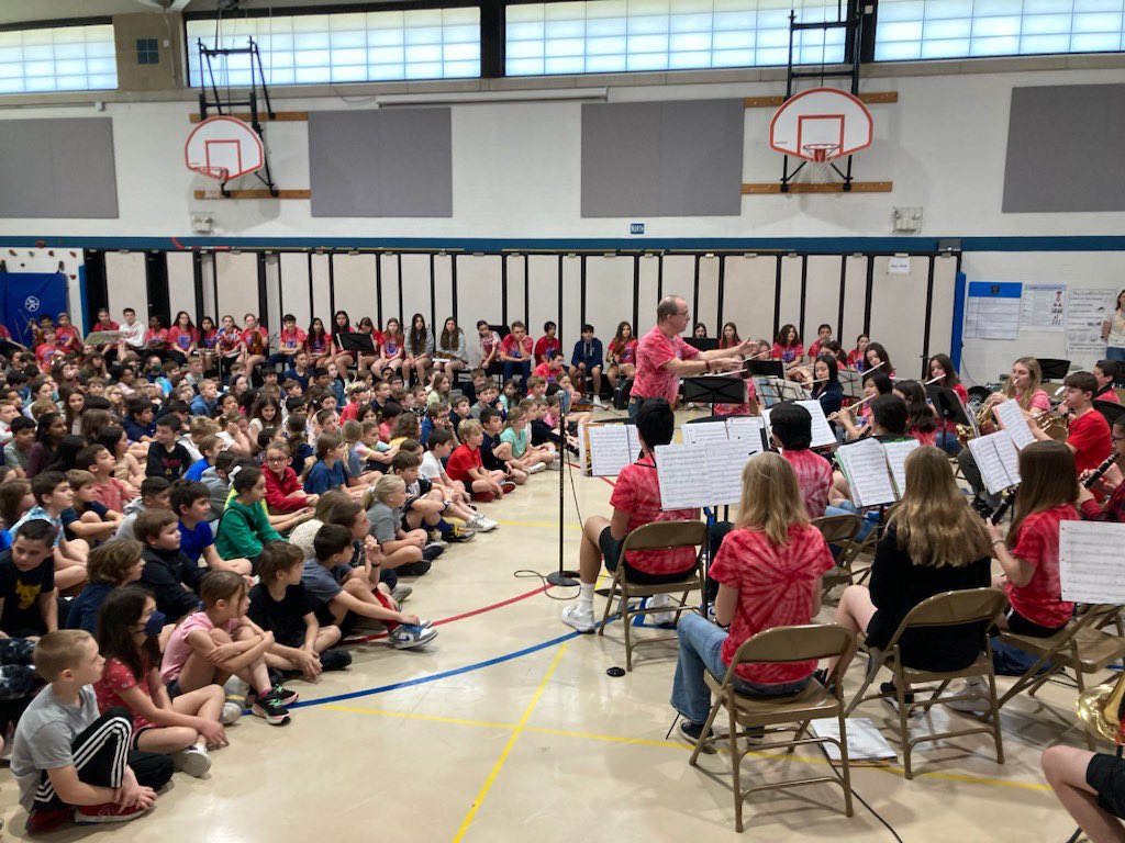 EmersonMusicD64's tweet photo. Congrats to the Emerson Symphonic Band and Philharmonic Orchestra on an AWESOME tour of the grade schools!!! What a great day! #engaged64 https://t.co/Nr1kEAHxI2