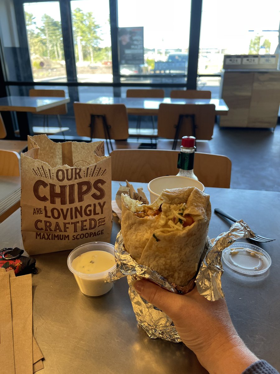 schmorgg's tweet photo. Typically my first stop when I arrive on mainland, USA is the Chipotle in Wareham. Today is no different 😊 #schmorggeatschipotle https://t.co/vfIzXtAri3