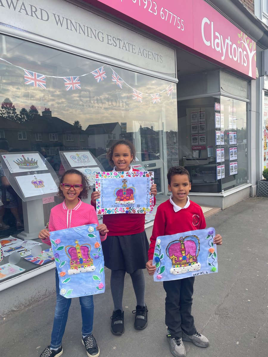 Mama_Ks_Team4's tweet photo. Let’s the coronation week-end begin🇬🇧👑🤩:
1) draw the king’s crown✅ 

#DrawWithRob 
@RoyalFamily 
#Coronation2023 
#claytons https://t.co/Yu6wkt0Xkq