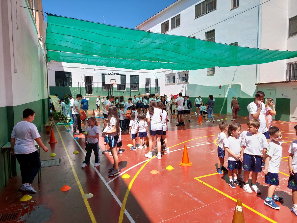 SJObrero's tweet photo. DÍA DEL PATRÓN 🥳

Disfrutamos de este día tan especial juntos. Gracias a todos los que lo habéis hecho posibles: familias, alumnos, profesores... 

¡Gracias a toda la familia de San José Obrero! 🤍

#ColegiosDiocesanos #ECOaulasFV https://t.co/jGLuXlKnDJ