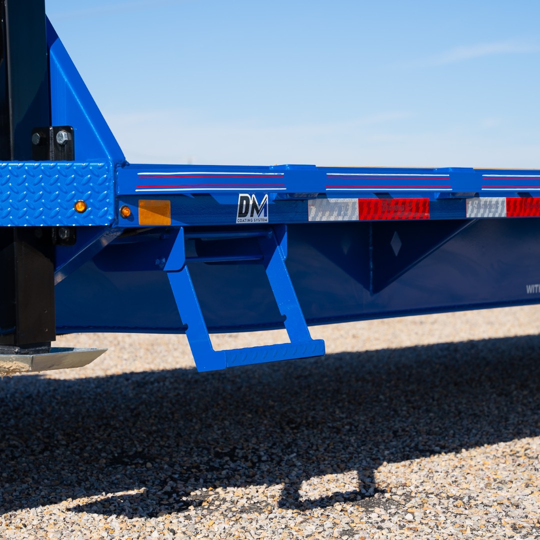 Simplify your life on the job site with the FMAX208 😄 With just the push of a button, the hydraulic dovetail can be lowered to load your equipment while the retractable front deck steps provide easy access. 🔥 #EngineeredBeam #Construction #Gooseneck #DiamondC