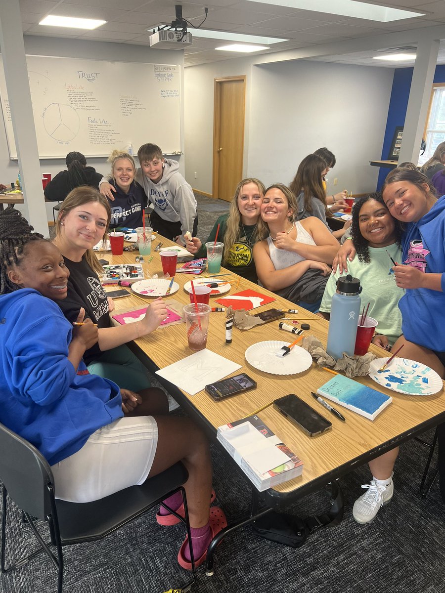 DavCSoftball's tweet photo. team bonding🥎💙❤️ https://t.co/85Unu89tO0