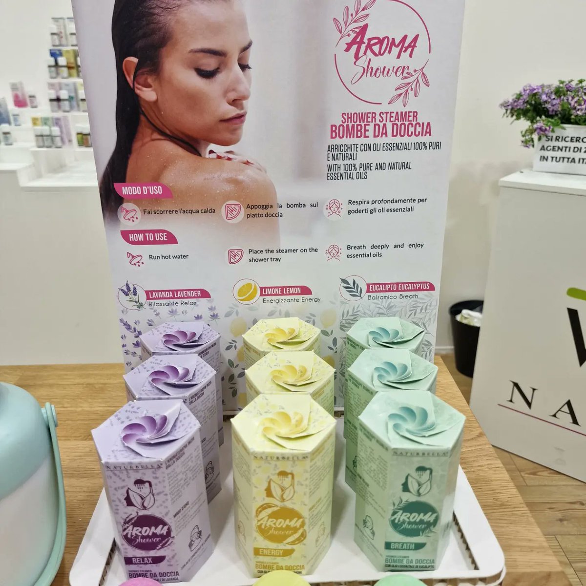 GullDavide's tweet photo. Gisa wellness a #Cosmofarma2023

Hanno le bombe da doccia per l'aromaterapia... 
I saponi solidi
Arnica e artiglio del diavolo solidi...
... e le maschere solide

Poi ovviamente :  oli essenziali e i diffusori.

Gisa Wellness #aromaterapia #madeinitaly #biologico https://t.co/HHnsV4yLFD
