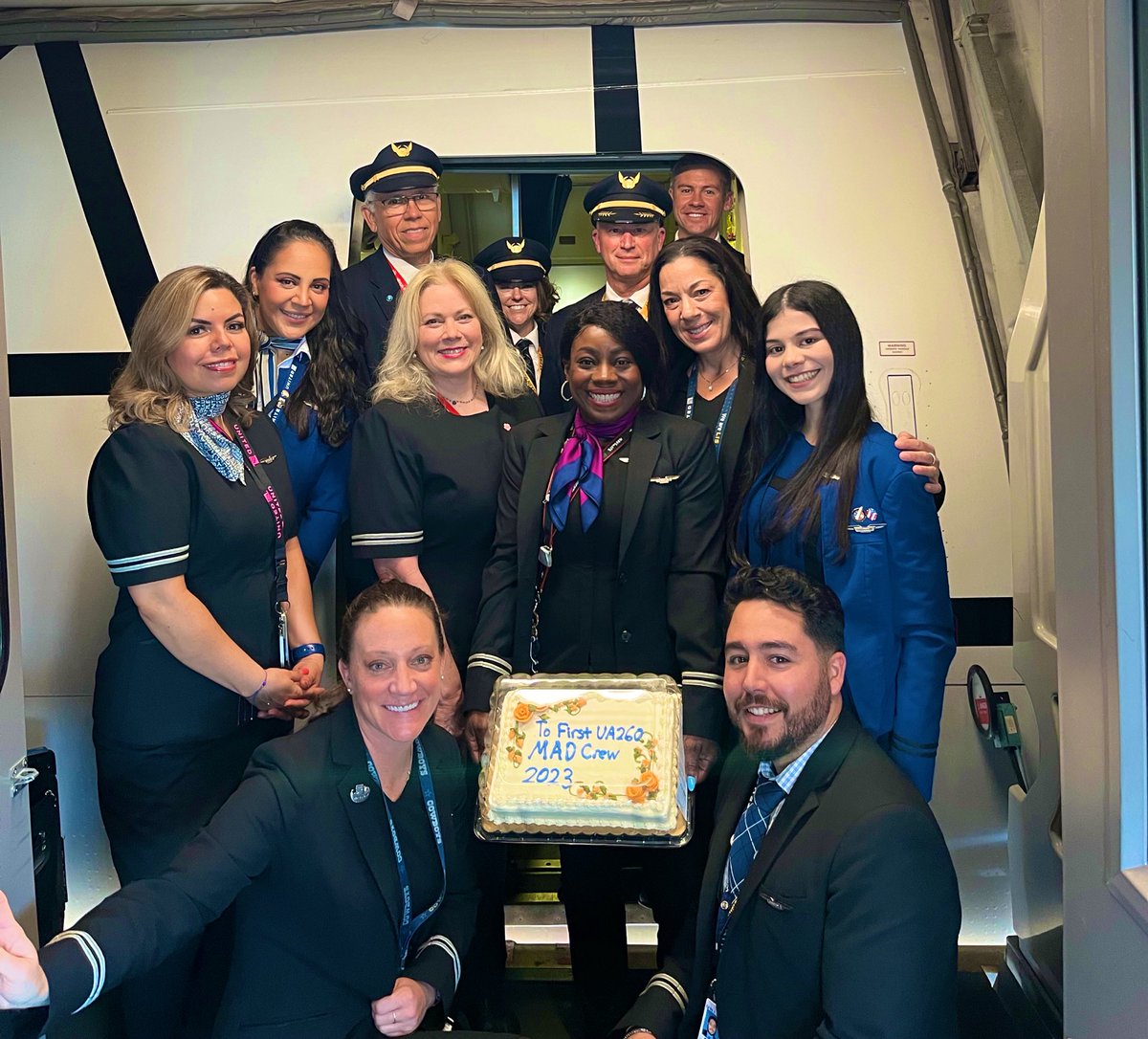 Surprise & Delight, cake style!🎂💙Thank you to our Gate Gourmet partners for celebrating our @united crews planeside as we resume service from @Dulles_Airport to some of the most popular European destinations! 🌍✈️ #Madrid #Edinburgh #Athens #Barcelona @Izzy_United @coach_sally
