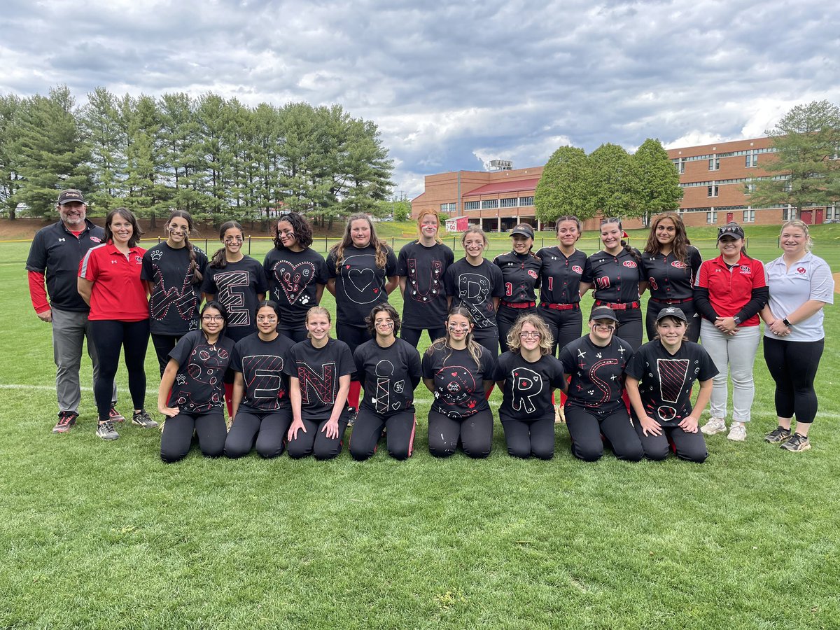 QOCKelly_Adams's tweet photo. What a beautiful day to celebrate our 4 incredible seniors! Thank you for all that you do everyday for QO Softball and the legacy you are leaving! 🥎❤️🐾 #cougarpride @QOAthletics @QOHSPrin_Thomas https://t.co/IIW5nfkjim