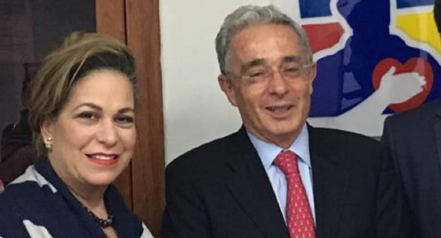 CarlArthurKing's tweet photo. "Mi familia saldrá del país por razones de seguridad".
-FGN Barbosa.

Otros Uribistas que han salido "por razones de seguridad":

1. Andrés Felipe Arias y flia.
2. M. Pilar Hurtado y flia.
3. Sabas Pretelt y flia.
4. Luis C. Restrepo y flia.
5. Cayita Daza y flia.

No disimulan. https://t.co/0rMvcrRvkR