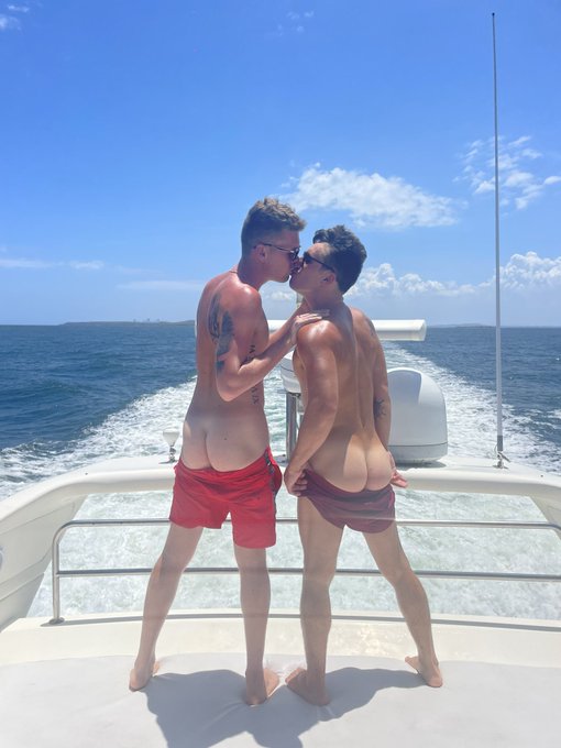 Suns out buns out ☀️☀️☀️ https://t.co/q9csdVvMRU