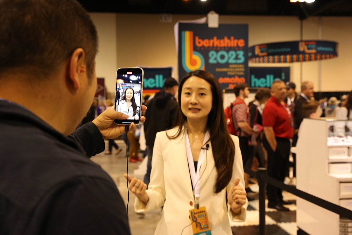 YunLi626's tweet photo. When you awkwardly ask a stranger to film you and get caught by a cnbc photographer https://t.co/Srehv0Awme