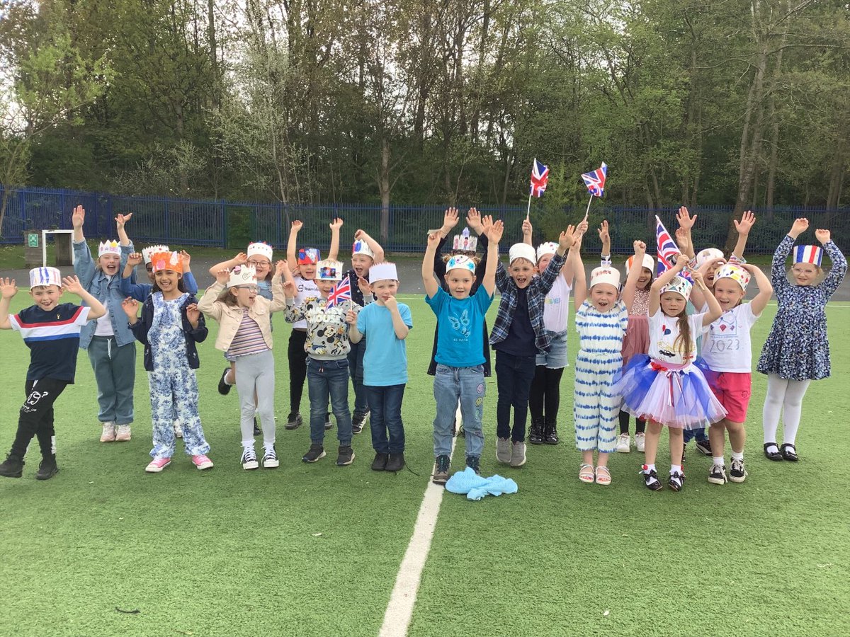 HurstKnollY2's tweet photo. We have had a fantastic day celebrating the King's Coronation. We have made crowns and flags, decorated biscuits and done some super letter writing. https://t.co/A8hCIJMWer