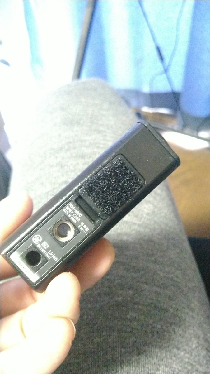 Sai5629's tweet image. 後方撮影用のアクションカムが走行中に脱落して、2台お釈迦になっているでアブソーバーユニットにベルクロを装着しました。多少ねじ込みが緩い状態で振ってみましたが、ぐらついていないので今までより脱落の危険性は緩和されたと思います。 #sony #アクションカム #AS50 #AS300