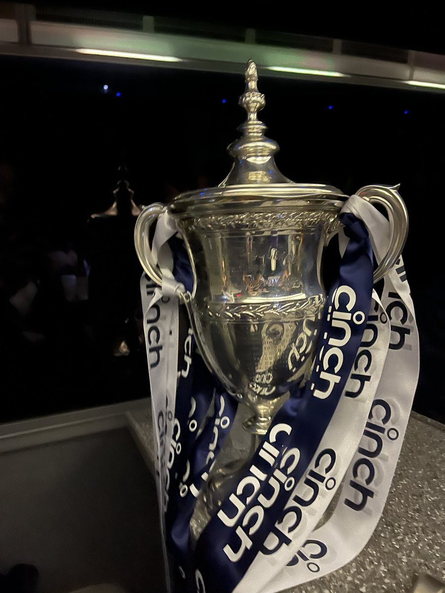 tommydfc's tweet image. Sir Bobby’s trophy on the road home 💙 #thedee