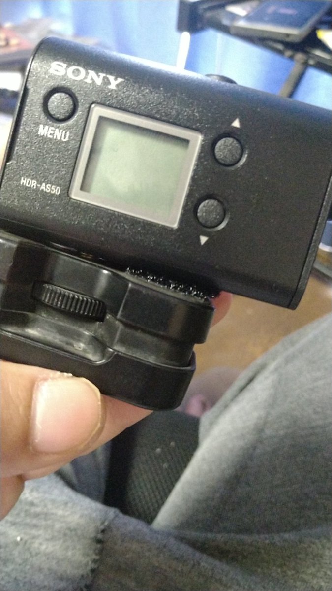 Sai5629's tweet image. 後方撮影用のアクションカムが走行中に脱落して、2台お釈迦になっているでアブソーバーユニットにベルクロを装着しました。多少ねじ込みが緩い状態で振ってみましたが、ぐらついていないので今までより脱落の危険性は緩和されたと思います。 #sony #アクションカム #AS50 #AS300