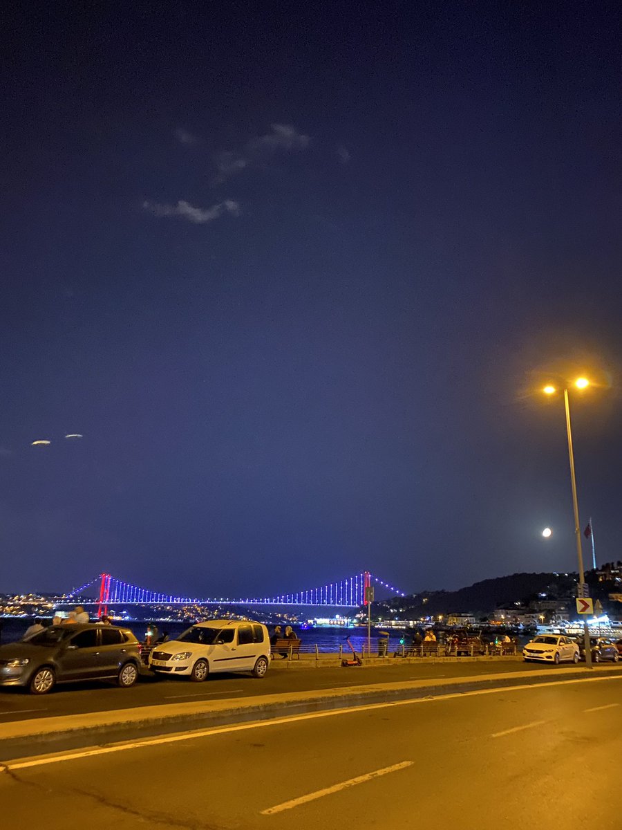 Ay tutulacak dediler
İstanbul’da tutayım dedim 
.
.
 çabala,yürü,durursan ölürsün.

 #5mayısaytutulması 🌉