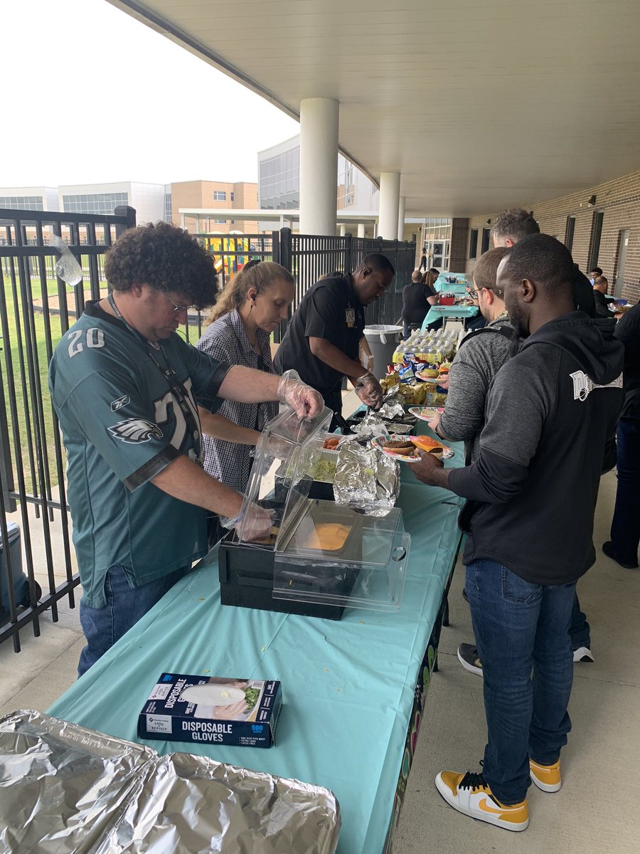 Love ending @CypressParkHS Staff Appreciation Week with our Annual Cook Out! 🖤💛 #TigerFamily