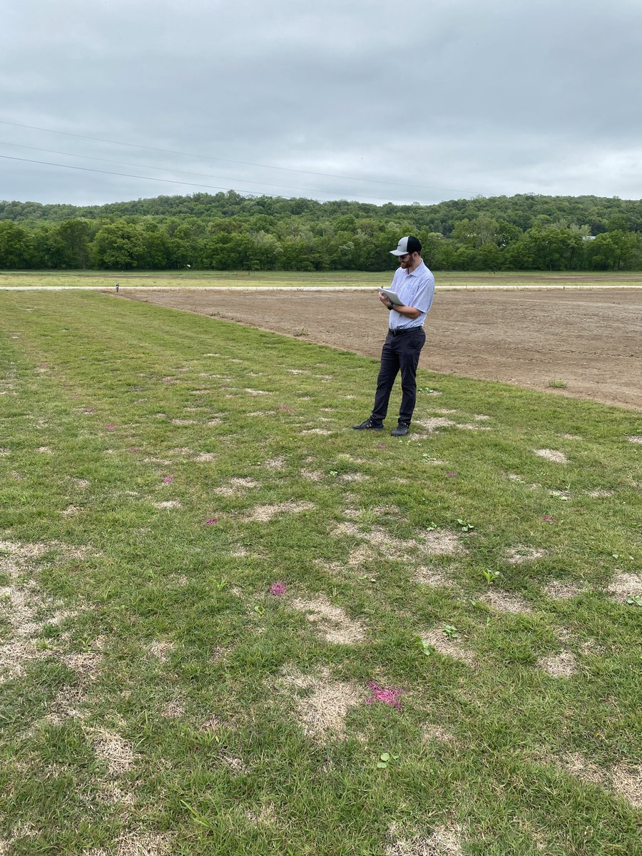 HutchensWendell's tweet image. Proud moment as my first graduate student, Michael Battaglia, rates his first research trial. Thanks to ⁦@ArkansasTurf⁩ for hosting the trial site! Good looking #SpringDeadSpot out there.