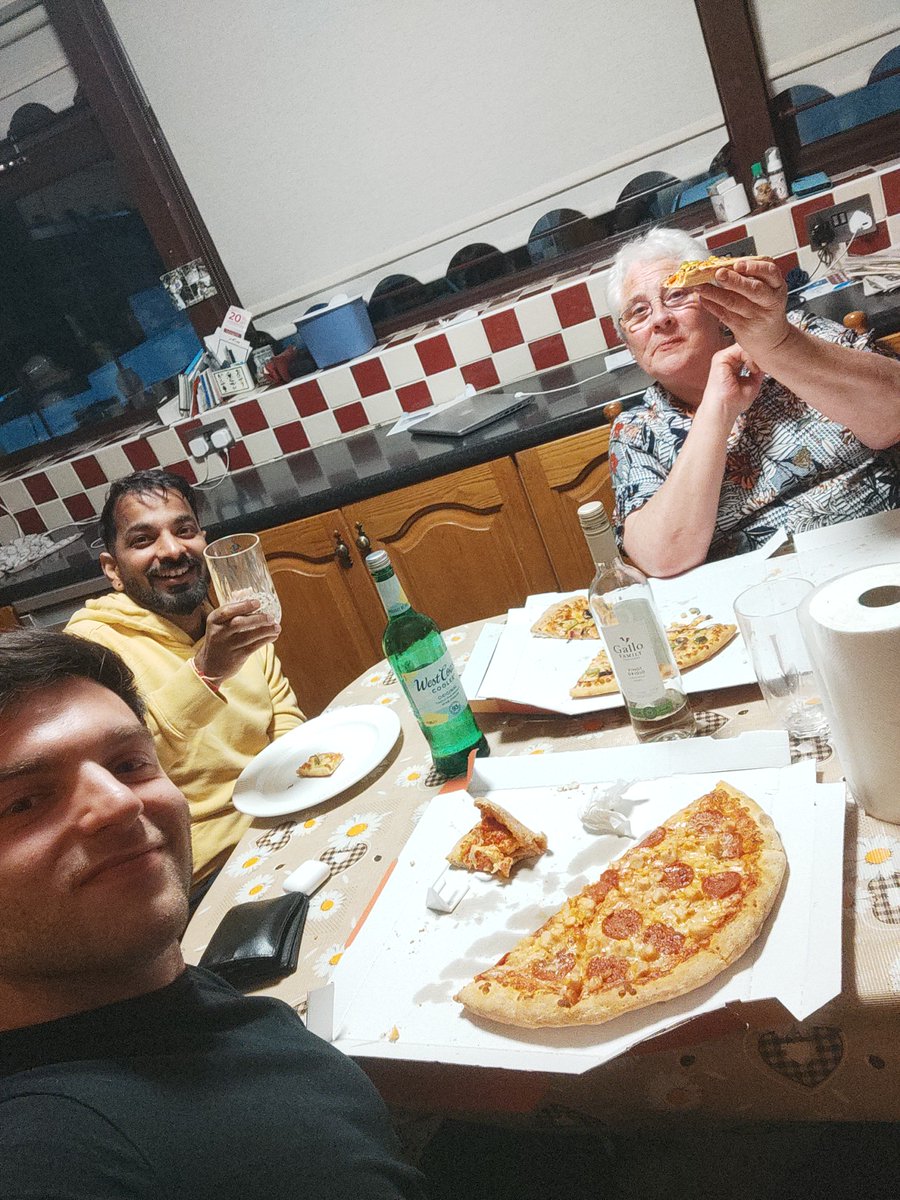 joynard_s's tweet image. Having a pizza with who supported me on this crazy travel