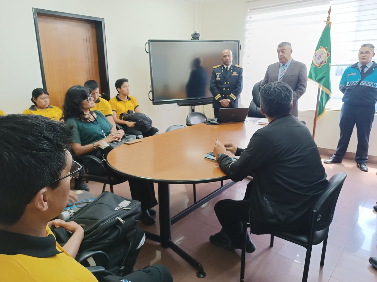 AldasRamiro's tweet photo. 🧑‍💻👮‍♀️🧑‍🦰 Junto a la ciudadanía construimos los compromisos de trabajo, para atender sus necesidades.

💫Una ciudad segura y ordenada es responsabilidad de todos.

#SomosAgentesDeQuito
#GestionYTransparencia https://t.co/85zuKTso7B