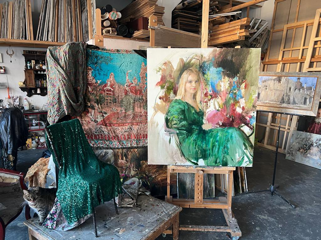 Blokhinart's tweet photo. Another commissioned portrait in progress in my art universe.
#blokhin #blokhinart #nikolayblokhin #nikolaiblokhin #classicartwork #classicart #neoclassical #artgallery #fineart #artwork #nikolai #masterpiece #heirlome #arte #pintura #oleosobretela #collectible #geniusart https://t.co/Hoiua8HQlK