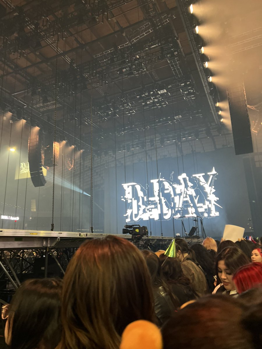 ImChimmyWorld's tweet photo. Not bad #SoundcheckReady 💜 #DDay https://t.co/UrFLbHftZS