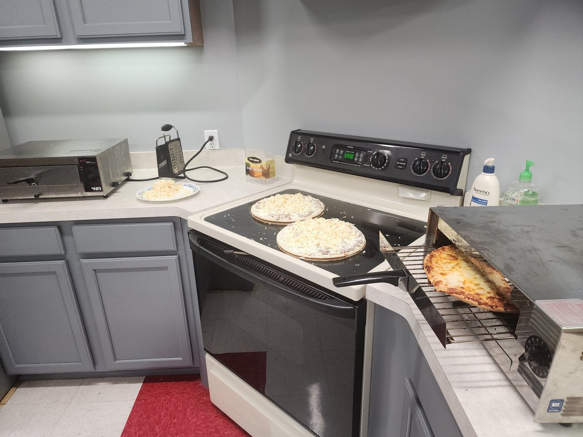 jeannesieg's tweet photo. It was #staffappreciationweek @RSDWisconsin and we had WI @TombstonePizza to celebrate. #DualingPizzaOvens https://t.co/kIlNcLq47S