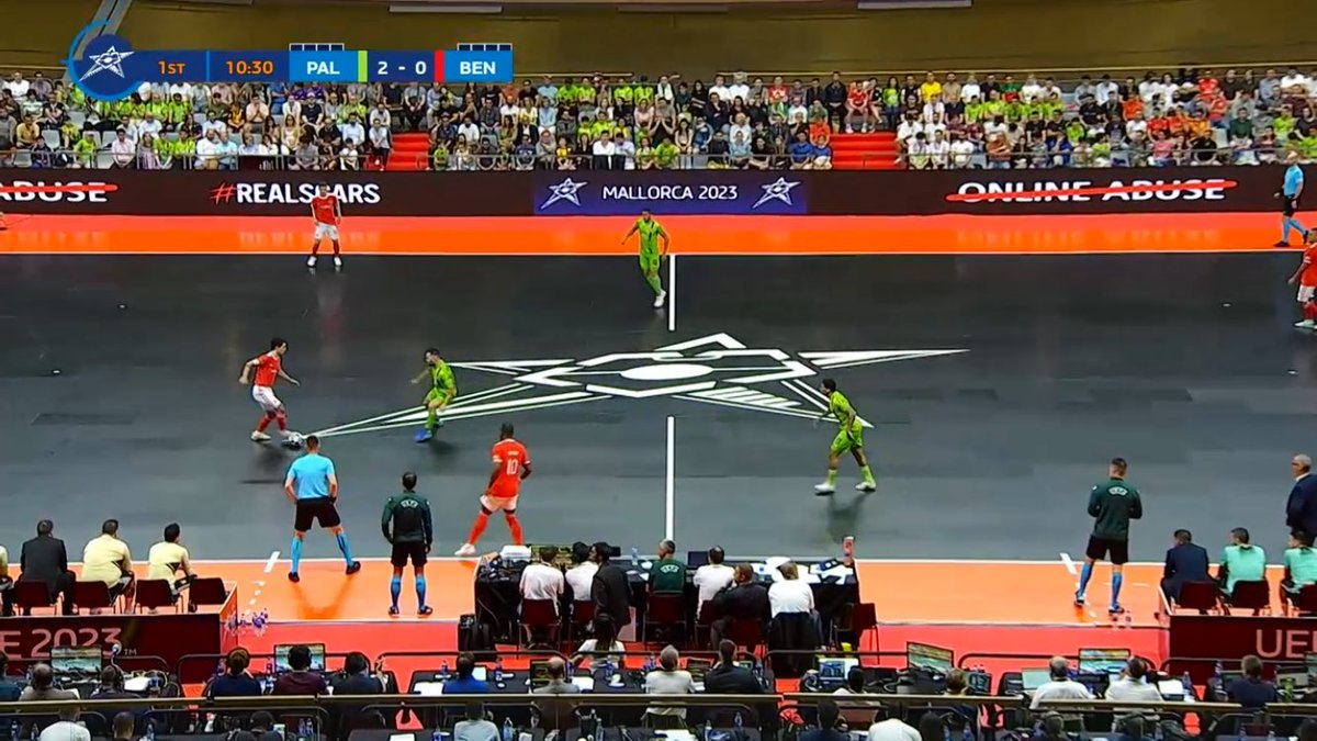 KitSion's tweet photo. Great fix movement from Afonso. Cuts hard attacking the weak side of his opponent (defenders body shape compromised) & then stops to create separation receiving short between the lines (defender in recovery mode) to face forwards & play forwards. #GameUnderstanding @UEFAFutsal https://t.co/rIxTJJ6KTN