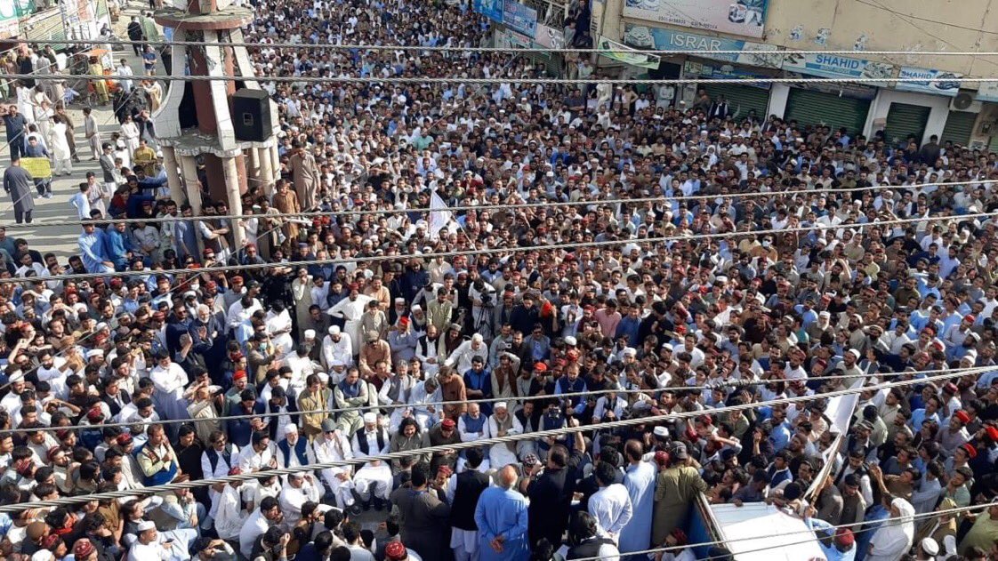 We want Pashtun Aman You may not have seen these people who have come out to ask for peace in large numbers who are Swat Pashtuns but one day these people will become impatient It will ruin everything 
@KalamWazir
@ManzoorPashteen @Aliwazirna50 
#SwatRejectsStateTerrorism