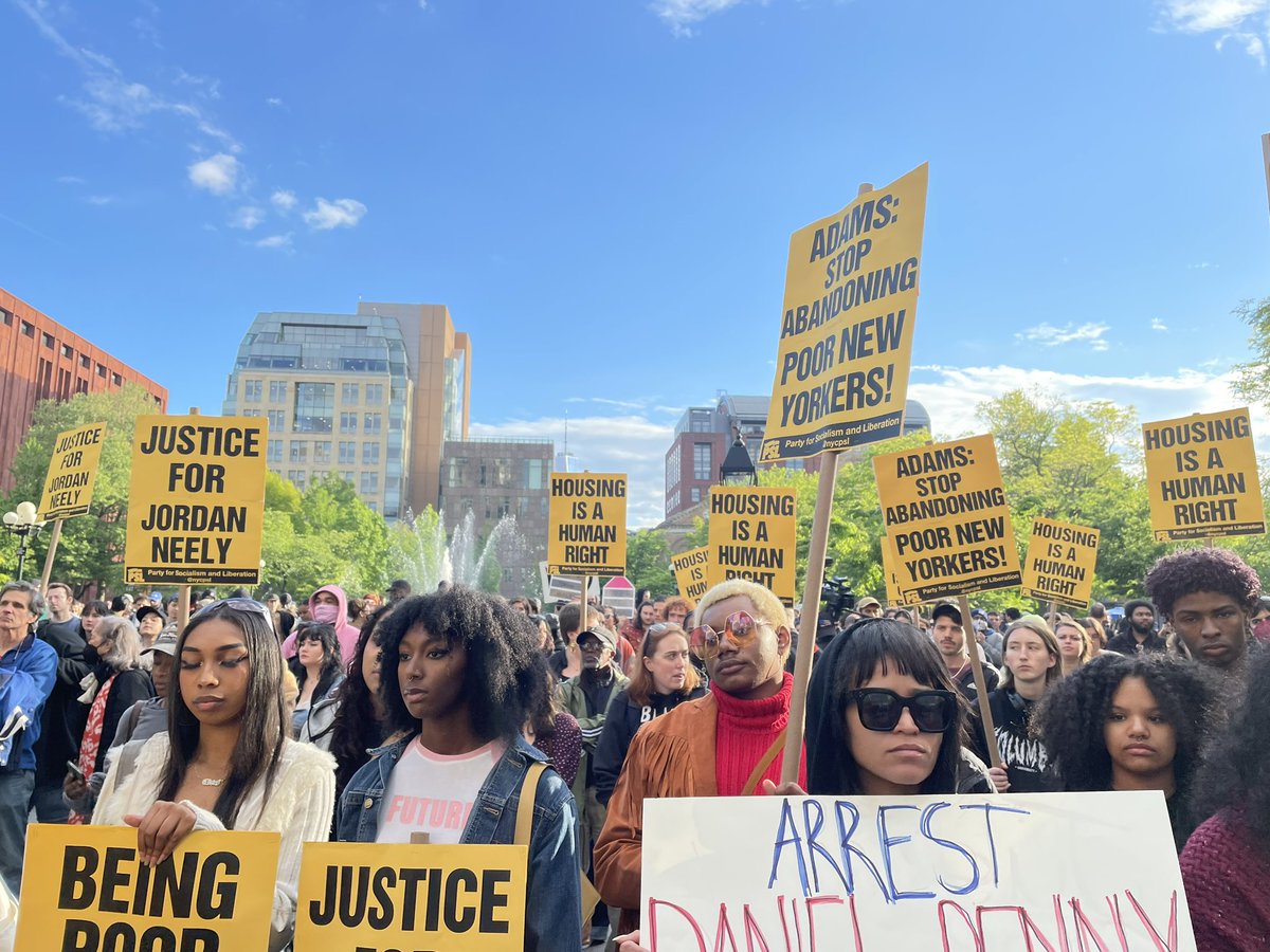 BTnewsroom's tweet photo. HAPPENING NOW: Hundreds of people are gathered at Washington Square Park in NYC to demand justice for Jordan Neely. 

Activists call for immediate charges to be brought on Neely’s murderer, and call on Eric Adams to take action to eradicate homelessness in the city. https://t.co/2WR24Ljayn