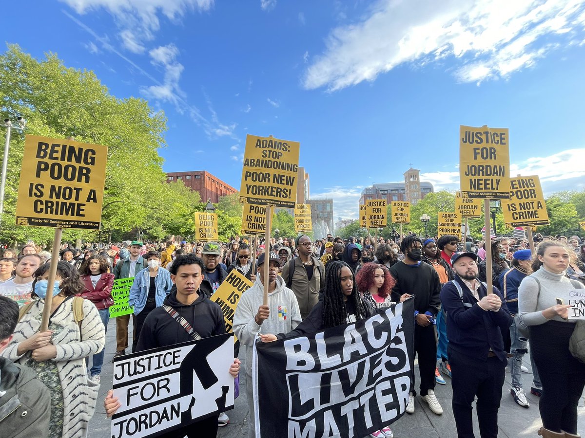 BTnewsroom's tweet photo. HAPPENING NOW: Hundreds of people are gathered at Washington Square Park in NYC to demand justice for Jordan Neely. 

Activists call for immediate charges to be brought on Neely’s murderer, and call on Eric Adams to take action to eradicate homelessness in the city. https://t.co/2WR24Ljayn