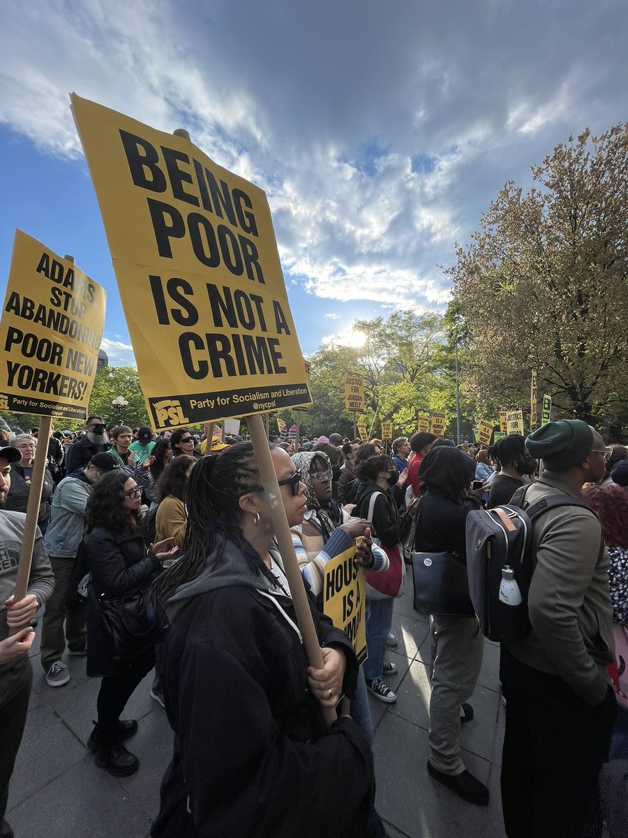 BTnewsroom's tweet photo. HAPPENING NOW: Hundreds of people are gathered at Washington Square Park in NYC to demand justice for Jordan Neely. 

Activists call for immediate charges to be brought on Neely’s murderer, and call on Eric Adams to take action to eradicate homelessness in the city. https://t.co/2WR24Ljayn