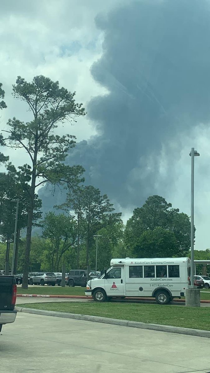 HeatherMcTeer's tweet photo. What’s happening in #DeerParkTX right now is devastating but unfortunately predictable. Another uncontrollable fire at a #petrochemical plant is putting families and children in harms way. This has to stop! 👧🏽🧒🏾👨‍👩‍👧‍👦 #beyondpetrochemicals @BloombergDotOrg https://t.co/LMqzkvuGny