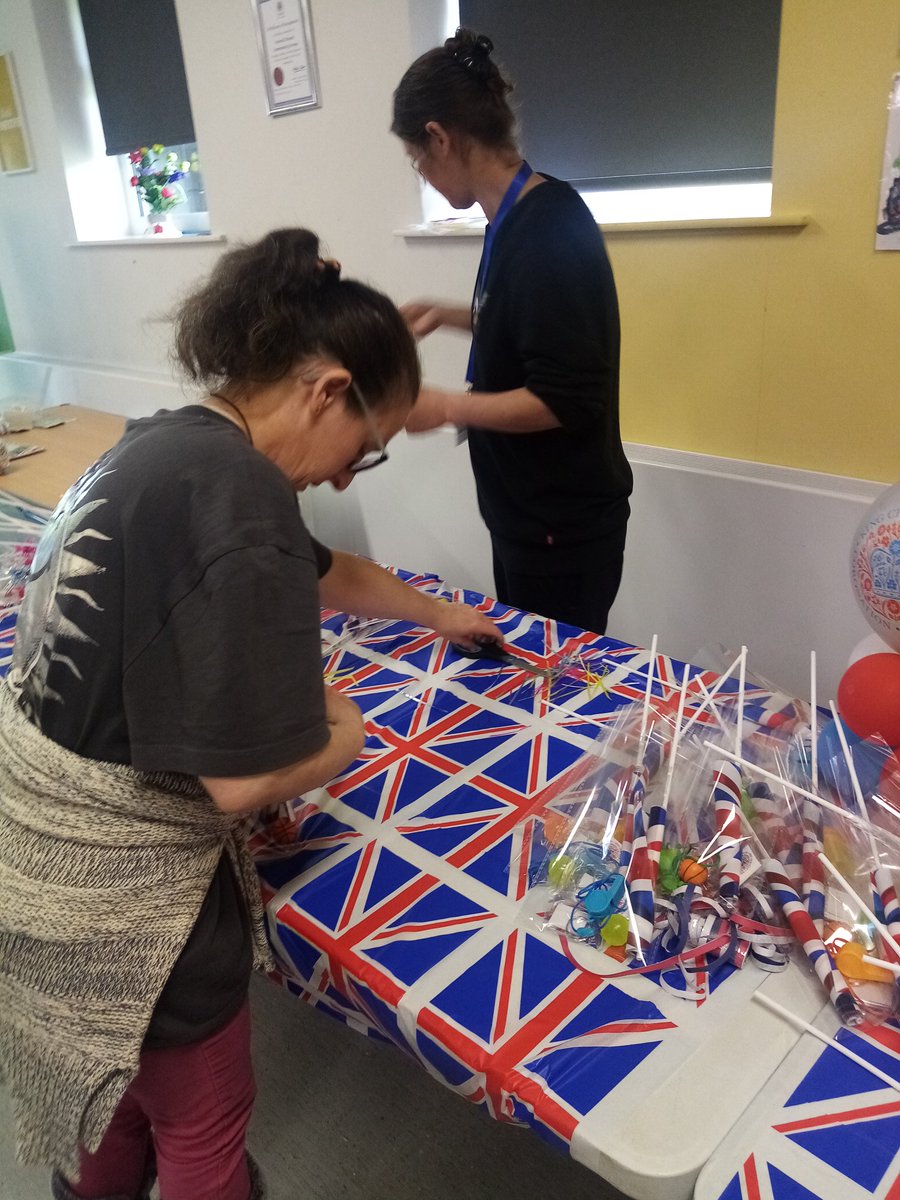 Preparations underway at the @GroupNowell community centre for our coronation event at 12.30, everyone excited and getting involved. #ourcommunityrocks #gownandcrownourcommunityking @MASC_LS9 @ZestLeeds everybody welcome 😊👑🤴