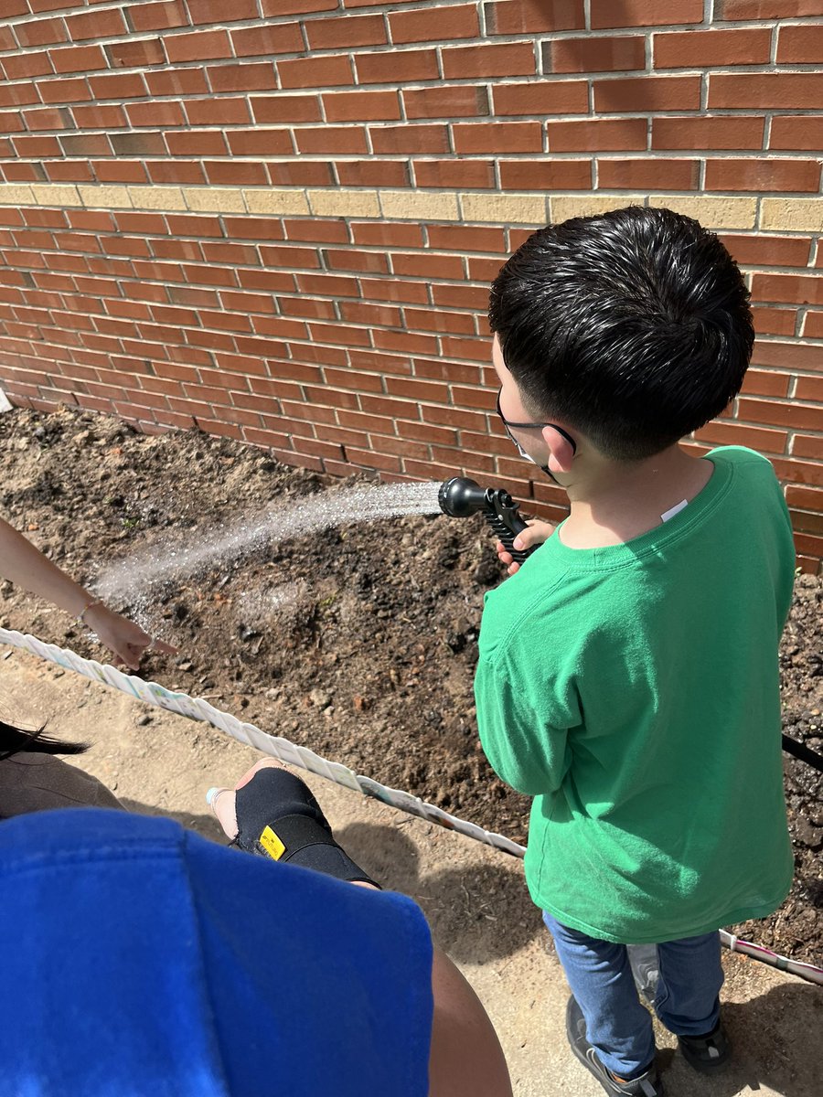 Field trip and better world day all in one! 2nd grade have a busy, fun filled day!! #2ndgraderocks <a href="/ELeducation/">EL Education</a> <a href="/WilburnElem/">Wilburn Elementary</a>